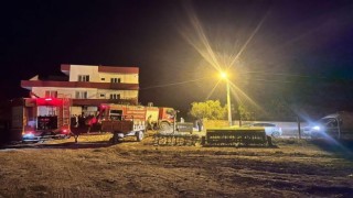 Nusaybinde bir evin deposunda traktör ile 30 ton saman kül oldu