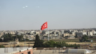 Nusaybinde Suriye sınırına yakın noktada Türk bayrağı dikildi