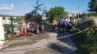 Odunlardan başlayan yangın traktörü kül etti