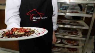 Öğrenciler kendi elleriyle pişirip sattı, gelir depremzedelere bağışladı