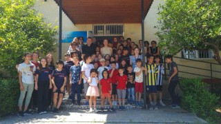 Öğrencilerden köy okuluna kütüphane