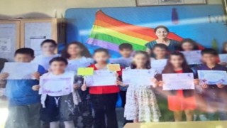 Öğrencilerle LGBT bayrağı önünde hatıra fotoğrafı çektiren öğretmen hakkında yasal işlem başlatıldı