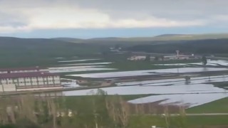 Okul bahçesi sular altında kaldı, öğrenciler birbirini sırtladı