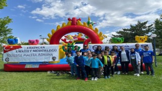 Okul bahçesine kurulan balon park ile minik öğrenciler neşeleniyor