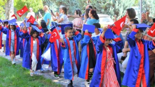 OKÜ’li minik öğrencilerin mezuniyet sevinci