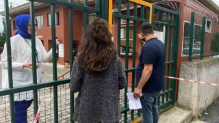 Okulun dışına çıktı, tekrar girmek isteyince 1 dakika geçtiği için sınava alınmadı