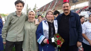 Okuma aşkı bitmedi, 43 yaşında üniversiteden mezun oldu