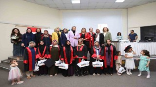 Van'da okuma yazma öğrenen 120 kadının mezuniyet heyecanı