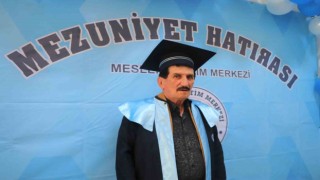Okumanın yaşı yok: Emekli komiser 72 yaşında lise mezunu oldu
