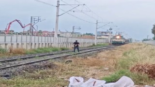 Önüne geçtiği treni durdu, hiçbir şey olmamış gibi gitti
