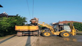 Ortacada yol kenarlarındaki büyüyen otlar temizleniyor