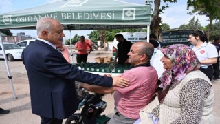 Osmaniye Belediyesinden, mezarlık ziyaretine gelenlere ikram