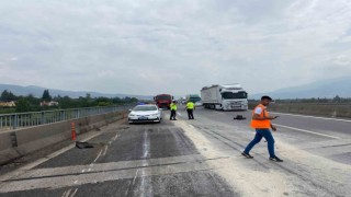 Osmaniyede dorsesinde pirinç taşıyan tır otoyolda devrildi