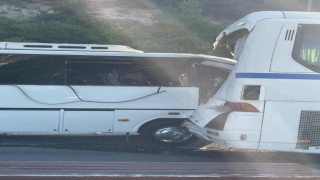 Otel servis otobüsüne servis midibüsü çarptı