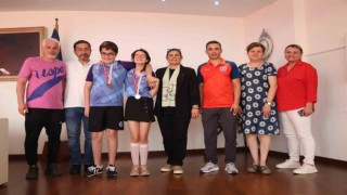 Otizmli gençler madalya sevinçlerini Başkan Çerçioğlu ile paylaştı