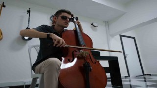 Otizmli ve görme engelli genç başarı basamaklarını müzikle tırmandı