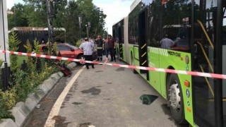 Otobüse çarpan otomobildeki aileden 3 kişi hayatını kaybetti