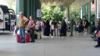 Otogarda bayram yoğunluğu başladı: Kimi tatile kimi aile ziyaretine gidiyor