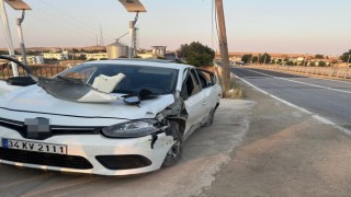Otomobil akaryakıt istasyonunun duvarına çarptı: 3 yaralı
