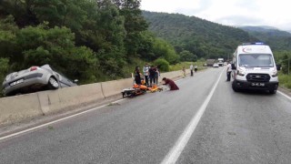 Otomobil beton bariyerlerin üzerine çıktı: 1 yaralı