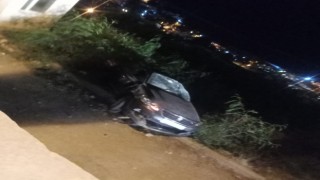 Otomobil duvardan aşağı devrildi