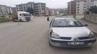 Otomobil ile kamyon çarpıştı: 1 yaralı