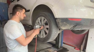 Otomobilde sıkışan yavru kedi kurtarıldı