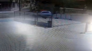 Otomobile çarpan bisikletli çocuk yaralandı, kaza anı kamerada