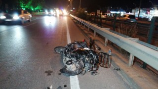Otomobilin aynasına çarpıp devrilen motosiklete arkadan gelen araç çarptı:1i ağır 2 yaralı