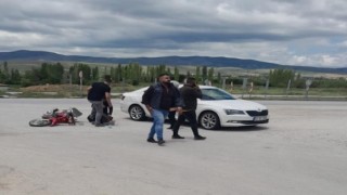 Otomobilin çarptığı motosiklet sürücüsü ağır yaralandı