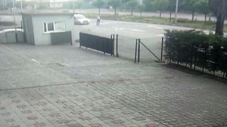 Otomobilin çarptığı yaya ezilmekten son anda kurtuldu