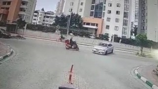 Otomobille çarpışan motosiklet sürücüsü böyle ölümden döndü