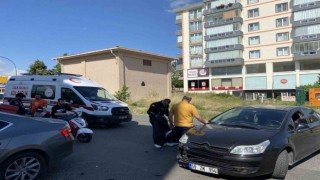 Otomobille çarpışan motosikletli kuryenin yaralandığı kaza kamerada