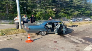 Otomobiller çarpıştı: 1 ölü, 7 yaralı