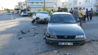 Otomobiller kafa kafaya çarpıştı: 8 yaralı