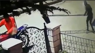 Otopark girişindeki demir mazgalı saniyeler içinde çaldılar