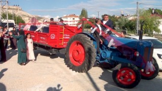 Oğlunun düğününde traktörü gelin arabası yaptı
