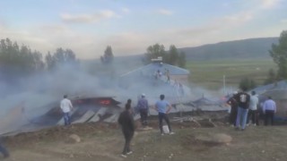 Özalpta ev ve ahır yangını