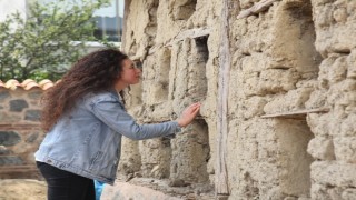 Bu evi görenler şaşırıyor...Doğal peteklerden oluşan 100 yıllık arı evi yenileniyor