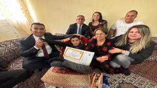 Özel eğitim uygulama öğrencisine öğretmenlerinden evde karne sürprizi