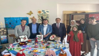 Özel gereksinimli bireylerin eserleri sergide yerini aldı