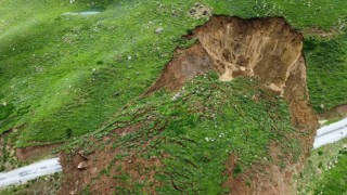Afyonkarahisar’da Heyelana bağlı yayla yolu çöktü