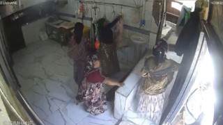 İstanbul'da akıl almaz hırsızlık kamerada: Kancadaki 15 kilogramlık karkas eti çaldılar