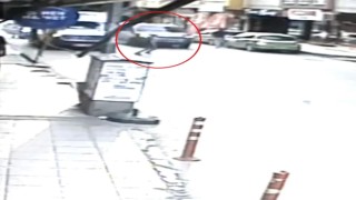 (Özel)Yola aniden fırlayan çocuğa otomobil böyle çarptı