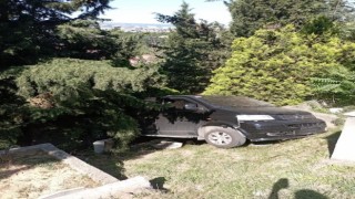 Park halinde freni boşalan araç mezarların üzerine uçtu