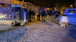 Park halindeki kamyonete çarpan otomobilde 2 kişi yaralandı