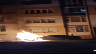 Park halindeki otomobil alevler içinde kaldı