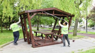 Parklar çiçek ve bitkilerle süsleniyor