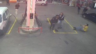 Pendikte akaryakıt istasyonu çalışanına tornavidalı saldırı kamerada