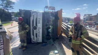 Pendikte hafriyat kamyonu devrildi, kasadaki toprak başka bir araca döküldü